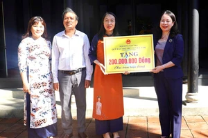 Phó Chủ tịch nước tặng quà cho Quỹ bảo trợ trẻ em tỉnh Thừa Thiên - Huế