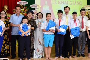 Trung tâm Nuôi dạy trẻ khuyết tật Võ Hồng Sơn tặng quà cho các học sinh khuyết tật có hoàn cảnh khó khăn 