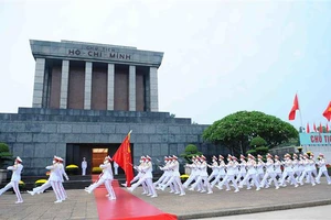 Lễ thượng cờ mừng Quốc khánh ở Lăng Chủ tịch Hồ Chí Minh. Ảnh: TTXVN