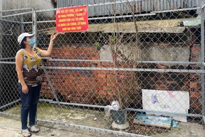 Những khung rào bảo vệ đất công của UBND phường 1, quận Bình Thạnh