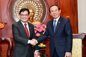 Bí thư Thành ủy TPHCM Nguyễn Văn Nên tiếp Phó Thủ tướng Singapore Vương Thụy Kiệt. Ảnh: VIỆT DŨNG 