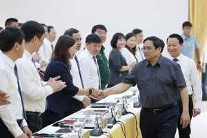 Thủ tướng Phạm Minh Chính với các đại biểu tham dự buổi làm việc. Ảnh: TTXVN