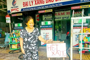 Bà Nguyễn Thị Bích Vân phải treo bảng hết xăng vì khan hiếm nguồn cung