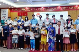 Lãnh đạo Trung ương Hội Khuyến học Việt Nam và Hội Khuyến học TPHCM trao học bổng cho học sinh năm học 2021-2022