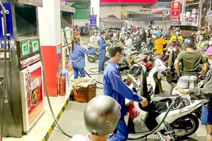 Hà Nội: Tái diễn cảnh người dân chen chúc mua xăng