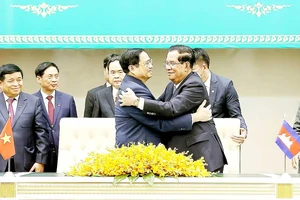 Thủ tướng Phạm Minh Chính và Thủ tướng Campuchia Samdech Techo Hun Sen tại lễ ký các văn kiện hợp tác giữa hai nước. Ảnh: TTXVN