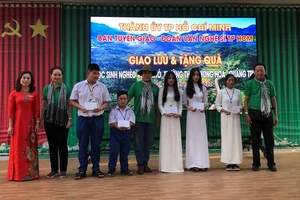 Đại diện đoàn tham gia hành trình “Âm vang Trường Sơn” trao học bổng tặng học sinh khó khăn tại Trường THPT Hướng Hóa, huyện Hướng Hóa, tỉnh Quảng Trị