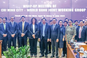 Chủ tịch UBND TPHCM Phan Văn Mãi và các đại biểu tại hội nghị tổng kết 9 tháng hoạt động của Nhóm công tác chung TPHCM - Ngân hàng Thế giới. Ảnh: MINH HIỆP