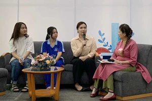 Em Tạ Thị Thanh Thủy (thứ 2 bên phải) chia sẻ động lực tiếp tục học tập tại buổi nhận học bổng tiếp sức đến trường