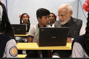 Thủ tướng Ấn Độ Narendra Modi thăm một lớp học ở bang Gujarat