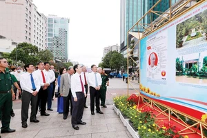 Các đại biểu tham quan triển lãm tại phố đi bộ Nguyễn Huệ, quận 1. Ảnh: DŨNG PHƯƠNG