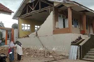 Một ngôi nhà bị hư hại sau trận động đất. Ảnh: THX/TTXVN