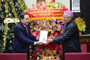 Đồng chí Trần Thanh Mẫn tặng quà cho đại diện Tòa Giám mục Giáo phận Đà Nẵng. Ảnh: XUÂN QUỲNH