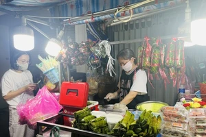 Khách mua tré tại phố ẩm thực đường Nguyễn Thượng Hiền