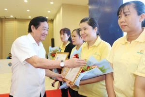 Ông Nguyễn Hoàng Thao, Phó Bí thư Thường trực Tỉnh ủy Bình Dương trao giấy chứng nhận hoàn thành lớp nhận thức về Đảng cho đoàn viên công đoàn ưu tú trong DN ngoài khu vực nhà nước