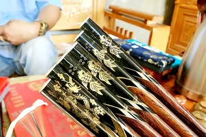 Sản phẩm của Lê Thanh Triển phong phú, đa dạng, đưa các hình ảnh con rồng, cá chép, chim hạc... lên cây đũa. Ảnh: MINH PHONG