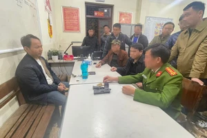 Lực lượng chức năng tiến hành lấy lời khai của đối tượng Nguyễn Văn Long