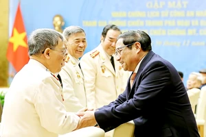 Thủ tướng Phạm Minh Chính thăm hỏi các nhân chứng lịch sử của lực lượng Công an nhân dân. Ảnh: VIẾT CHUNG