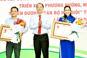 Phó Bí thư Thành ủy TPHCM Nguyễn Hồ Hải chúc mừng các hội viên nông dân tiêu biểu. Ảnh: HỒNG HẢI