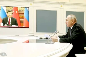 Tổng thống Nga Vladimir Putin (phải) và Chủ tịch Trung Quốc Tập Cận Bình (ảnh màn hình) trong cuộc hội đàm trực tuyến
