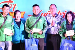 Phó Bí thư Thành ủy TPHCM Nguyễn Hồ Hải trao quà tết đến đoàn viên công đoàn, người lao động quận Bình Tân. Ảnh: VĂN MINH