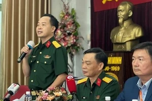 Đại tá Nguyễn Tiến Sơn thông tin với báo chí về vụ việc tại Trường Quân sự Quân khu 7.