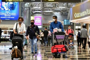 Du khách quốc tế đến sân bay Changi ở Singapore