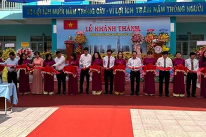 Lãnh đạo Quận ủy quận Tân Bình và Sở GD-ĐT TPHCM cắt băng khánh thành Trường Tiểu học Trần Quốc Toản sáng 30-1
