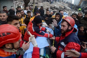 Lực lượng cứu hộ chuyển nạn nhân tại hiện trường đổ nát sau trận động đất tại Diyarbakir, Thổ Nhĩ Kỳ, ngày 6-2-2023. Ảnh: AFP/ TTXVN