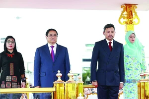 Thủ tướng Phạm Minh Chính cùng Thái tử kế vị Brunei Al-Muhtadee Billah trên bục danh dự, thực hiện nghi thức chào cờ. Ảnh: TTXVN
