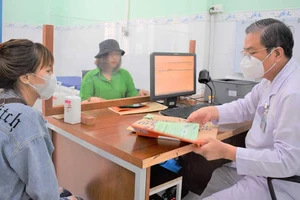 BS-CKII Trần Nhật Quang, Phó phòng Kế hoạch tổng hợp, Bệnh viện Phạm Ngọc Thạch, thăm khám cho người mắc lao