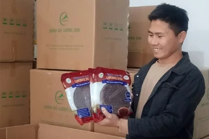 Nguyễn Bá Thắng và sản phẩm bánh đa vừng Lương Sơn của mình