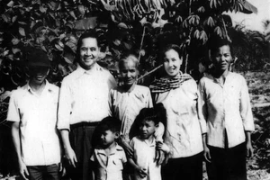 Đồng chí Huỳnh Tấn Phát (thứ hai từ trái sang) chụp ảnh cùng gia đình trong lần về thăm quê hương. Ảnh: BẢO TÀNG TỈNH BẾN TRE