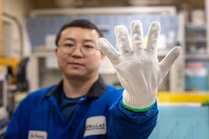 Găng tay được dệt từ chỉ nano có thể sản xuất điện