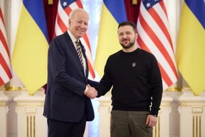Tổng thống Mỹ Joe Biden (trái) và Tổng thống Ukraine Volodymyr Zelensky tại Dinh Tổng thống Ukraine ở thủ đô Kiev vào ngày 20-2-2023. Ảnh: Guardian
