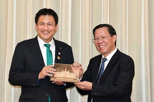 Chủ tịch UBND TPHCM Phan Văn Mãi tặng quà lưu niệm cho ông Takei Shunsuke, Thứ trưởng Bộ Ngoại giao Nhật Bản. Ảnh: VIỆT DŨNG