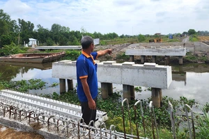 Dự án cầu bắc qua trụ sở UBND xã Phước Lập (huyện Tân Phước, tỉnh Tiền Giang) đã tạm dừng thi công