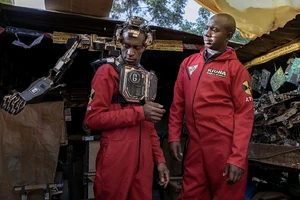 David Gathu (trái) và Moses Kiuna đang thử nghiệm cánh tay robot sinh học