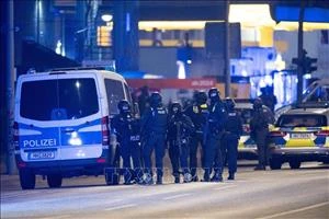 Cảnh sát vũ trang Đức được triển khai gần hiện trường vụ nổ súng tại khu sinh hoạt tôn giáo Jehovah's Witness ở Hamburg, tối 9-3. Ảnh: AFP/TTXVN