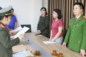 Cơ quan chức năng tống đạt các quyết định khởi tố, bắt tạm giam Nguyễn Thanh Thuỷ