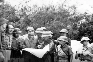 Tướng Chu Huy Mân, nguyên Tư lệnh Quân giải phóng Quân khu 5 kiểm tra, theo dõi các mũi tiến công của Quân giải phóng đánh vào TP Đà Nẵng (tháng 3-1975). Ảnh: TƯ LIỆU