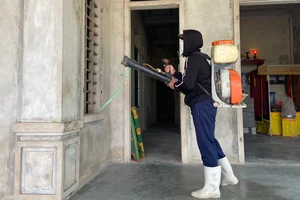 Cơ quan chức năng tiến hành phun hóa chất diệt côn trùng tại nhà dân