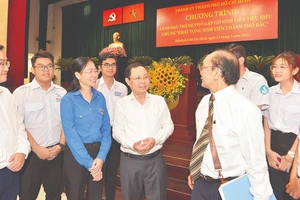 Phó Bí thư Thành ủy TPHCM Nguyễn Văn Hiếu trao đổi với sinh viên tiêu biểu. Ảnh: CAO THĂNG