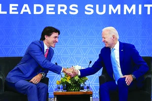 Tổng thống Mỹ J.Biden gặp Thủ tướng Canada J.Trudeau tại Hội nghị thượng đỉnh Bắc Mỹ hồi đầu năm 2023. Ảnh: REUTERS