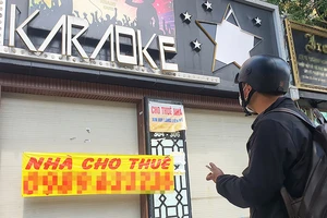 Một quán karaoke ở quận Bình Tân đóng cửa trả mặt bằng. Ảnh: ĐÔNG SƠN