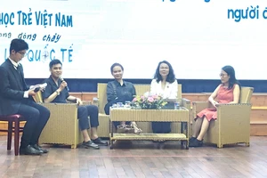 Nhà văn trẻ Huỳnh Trọng Khang (thứ 2 từ trái qua) tại chương trình Văn học trẻ Việt Nam trong dòng chảy giao lưu quốc tế