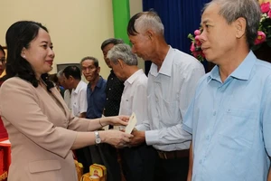 Phó Chủ tịch nước Võ Thị Ánh Xuân thăm, tặng quà đối tượng chính sách tỉnh Bình Dương. Ảnh: VGP