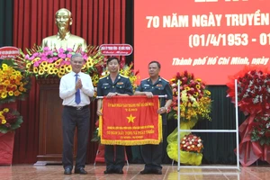 Đồng chí Ngô Minh Châu trao bức trướng của UBND TPHCM chúc mừng 70 năm ngày thành lập Sư đoàn 367