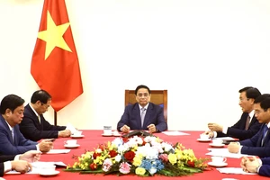 Thủ tướng Chính phủ Phạm Minh Chính điện đàm với Thủ tướng Quốc vụ viện Trung Quốc Lý Cường. Ảnh: TTXVN