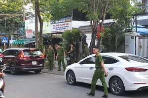 Cơ quan CSĐT Công an TP Đà Nẵng có mặt tại nhà ông Hồ Văn Khoa vào chiều 6-4 để thực hiện lệnh khám xét nhà Ảnh: XUÂN QUỲNH